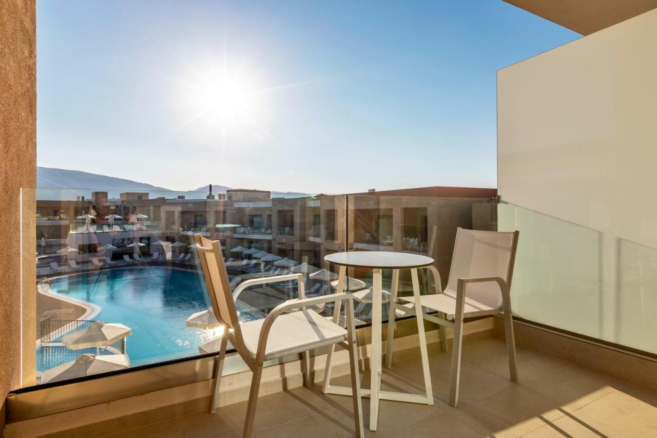 Chambre Triple - Vue sur la Piscine