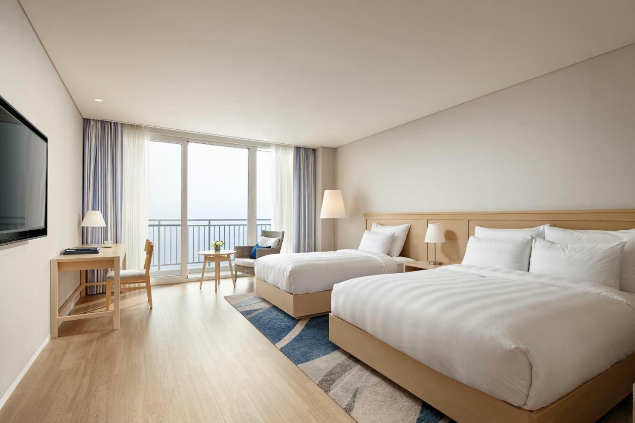 [Waterpark PKG] Deluxe Family Twin Room with Water Park Tickets for 2