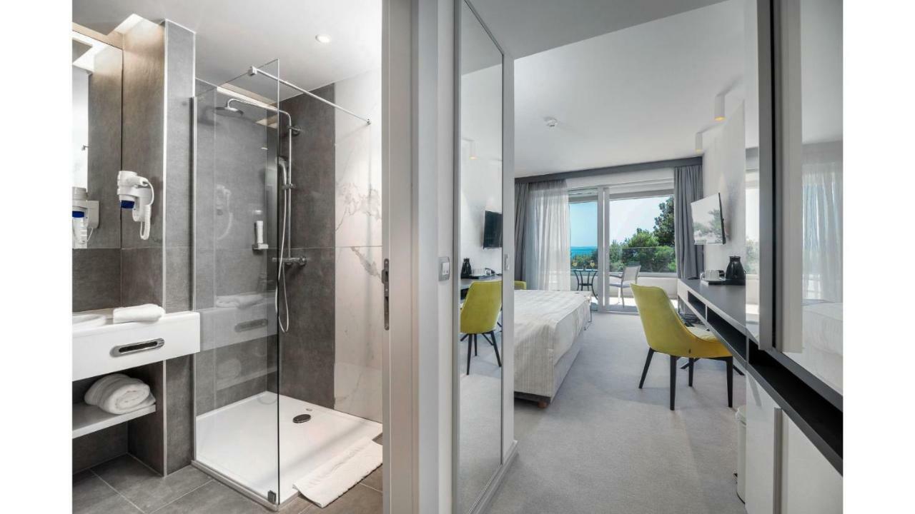 Deluxe Doppelzimmer mit Balkon und teilweisem Meerblick