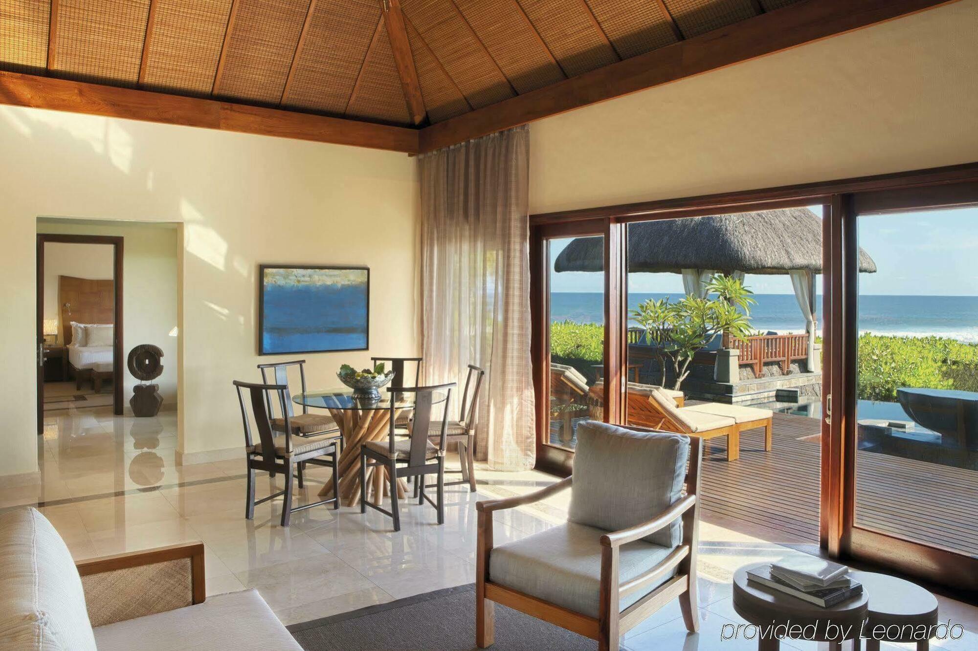Poolvilla mit Doppelbett und Meerblick