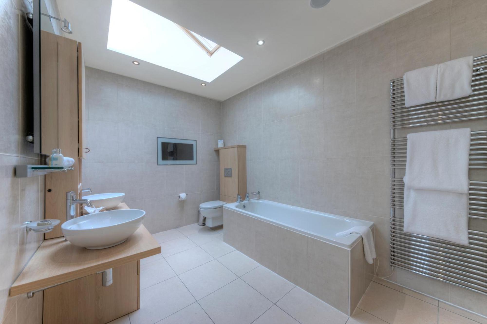 One-Bedroom Suite,986405152:JPEG