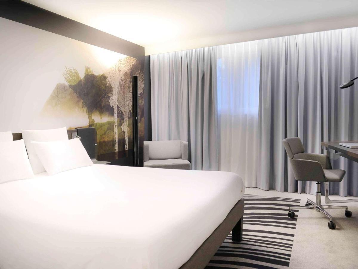 Executive Queen Room Single Sofa Bed,1746837245:JPEG