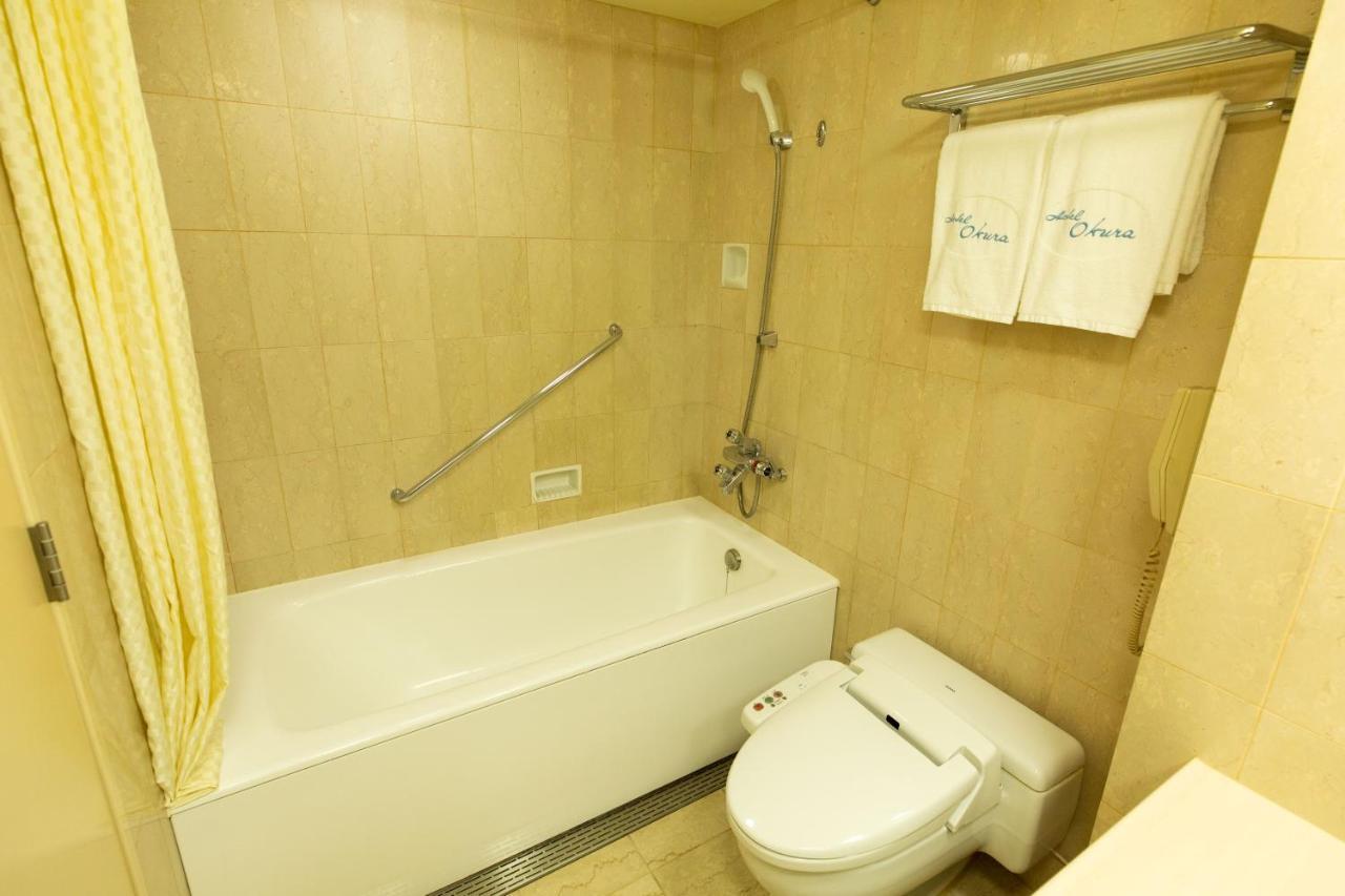 Standard Queen Room (16th-27th Floor) with West Harbor View - Non-Smoking