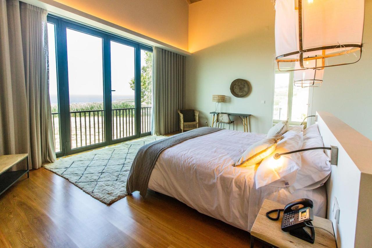 Zimmer mit Kingsize-Bett und Meerblick
