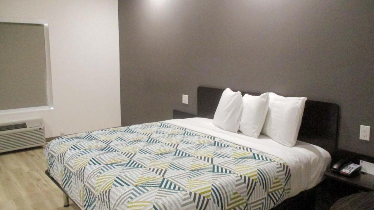 King Room - Disability Access - Non-Smoking