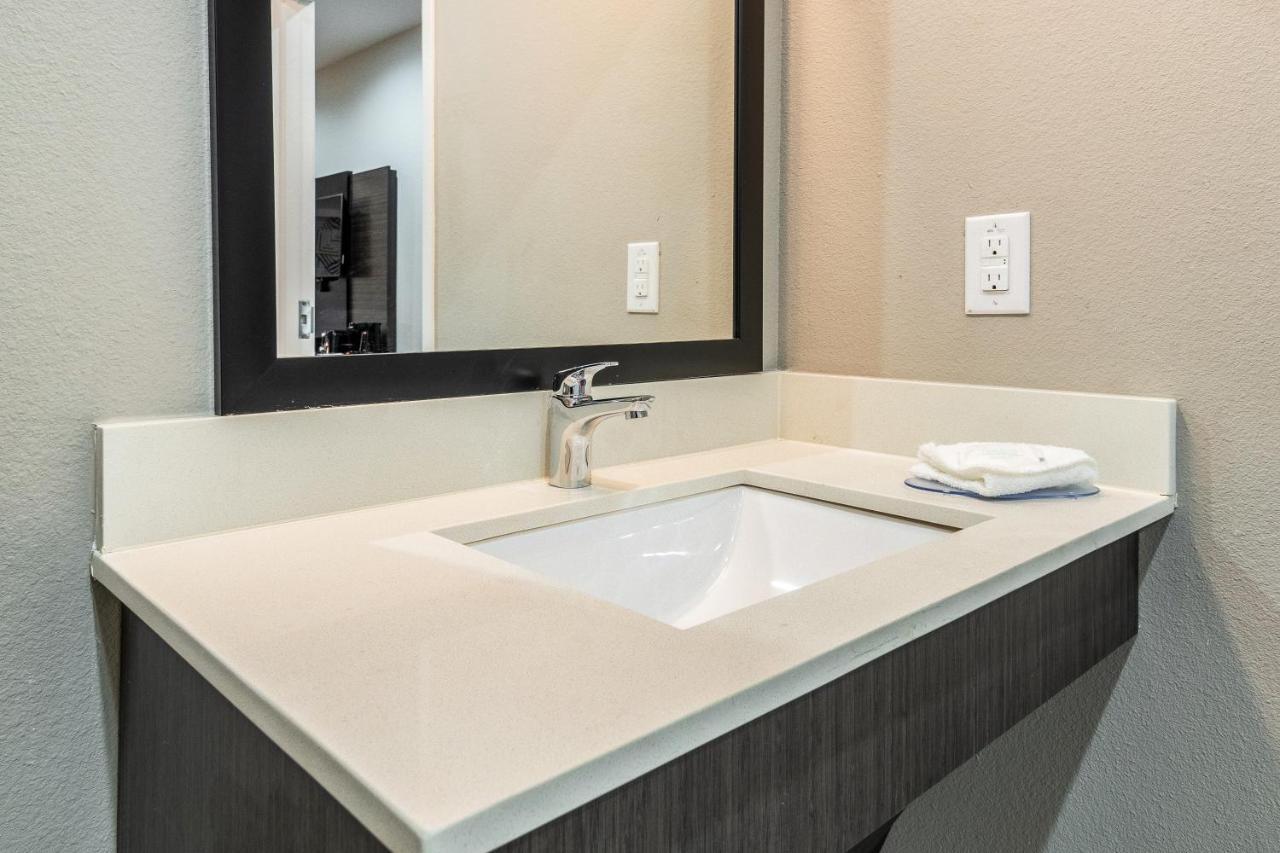 Queen Room with Two Queen Beds - Disability Access - Roll In Shower