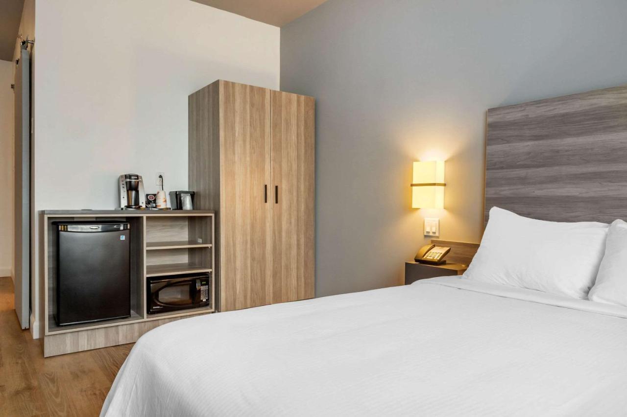 Queen Room - Accessible/Non-Smoking