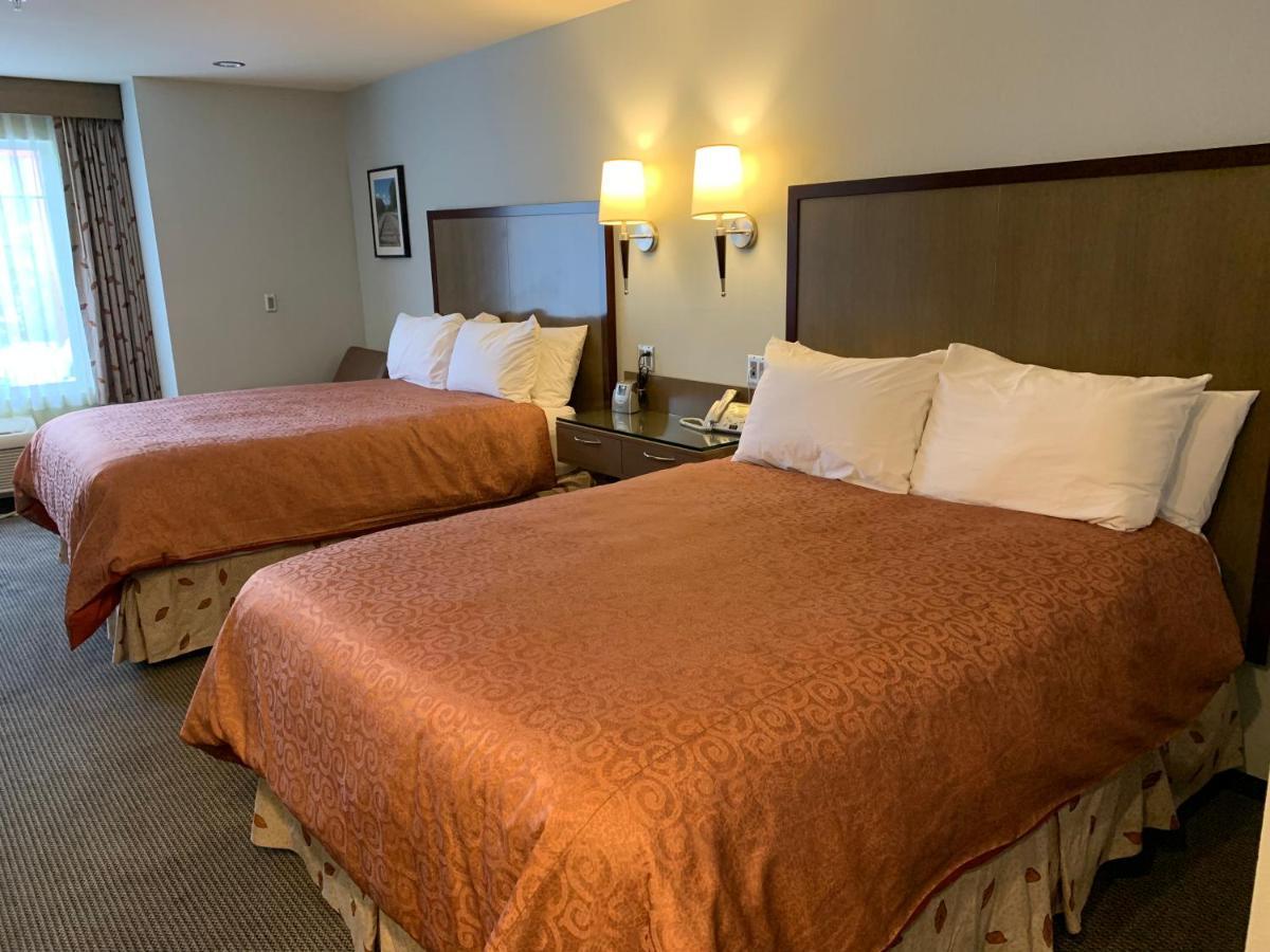 Deluxe Double Queen Room Non-Smoking
