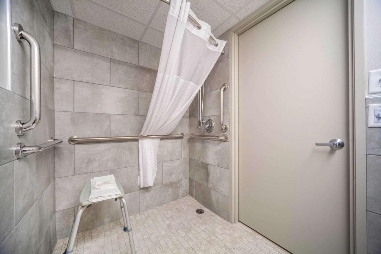 Efficiency King Room with Roll-In Shower - Disability Access/Non Smoking