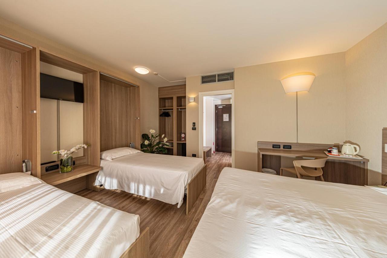 Standard Quadruple Room,976945825:JPEG