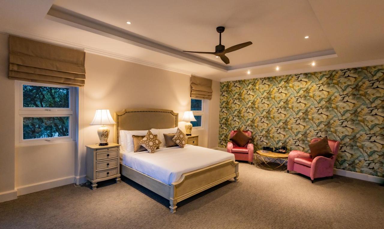 Deluxe suite with lake view and balcony