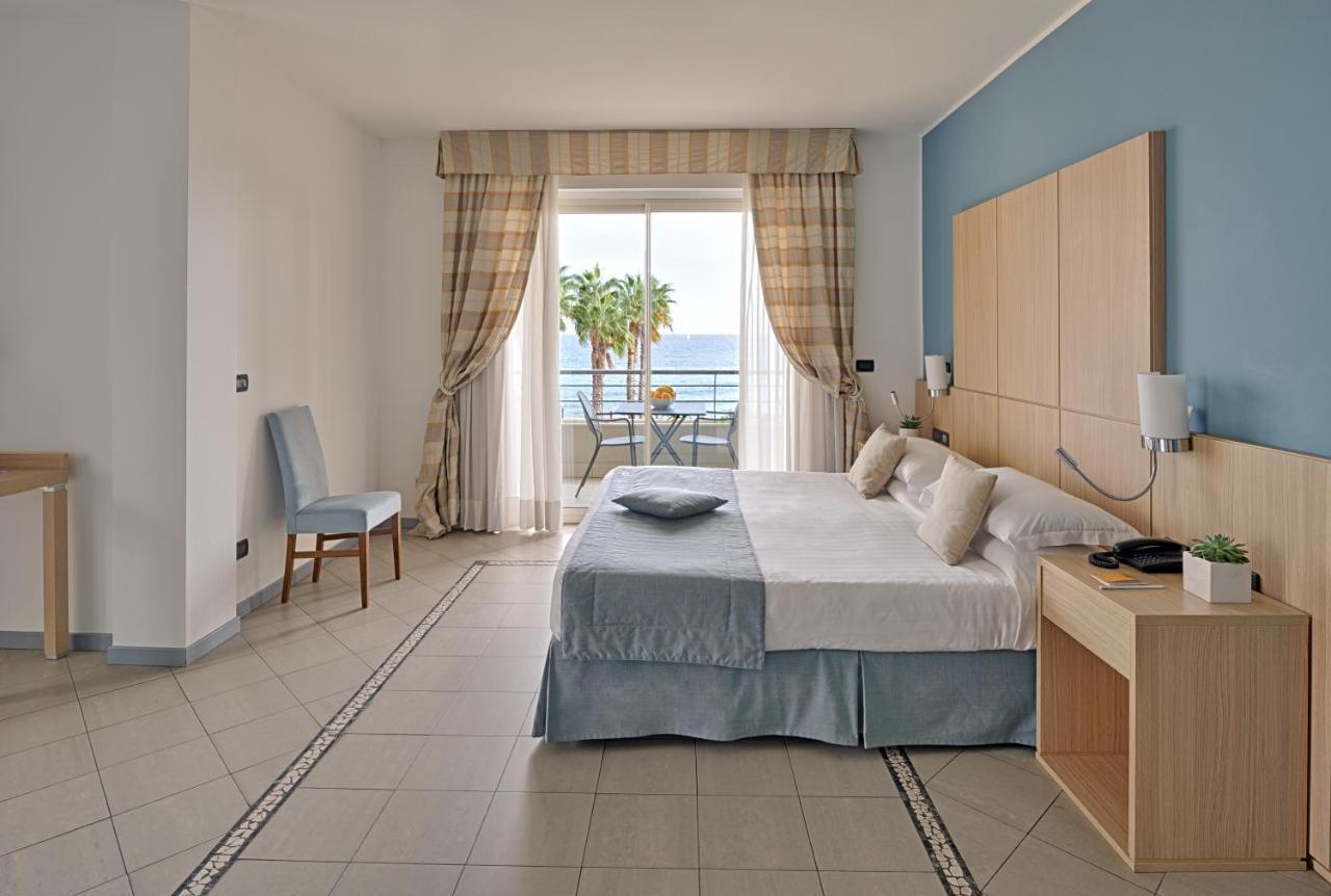 Deluxe Double or Twin Room,991125790:JPEG