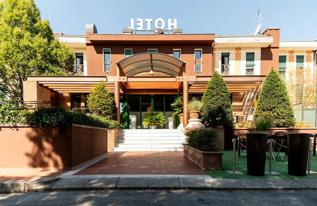 HOTEL QUERINI Essential Business Hotel Sandrigo-1