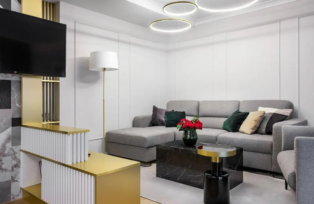 Golden Queen Deluxe Jacuzzi Apartments - Old Town-1
