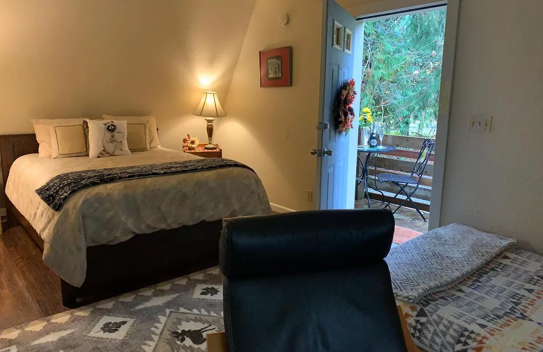Mountain Meadows Inn & Chalet Suites-1
