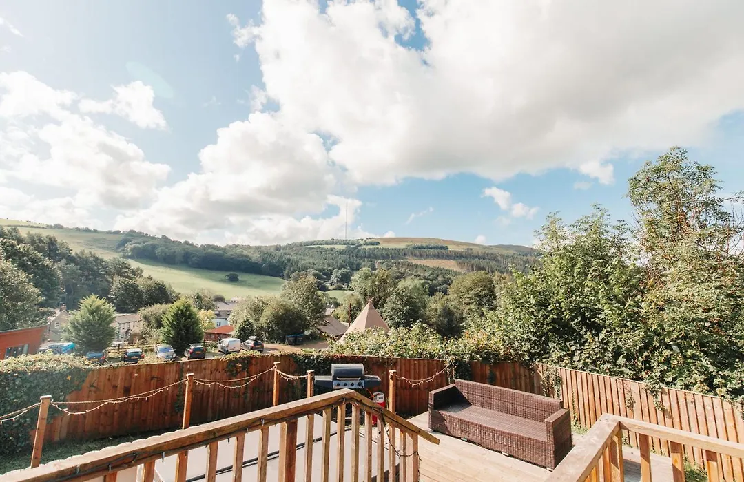 Herons Lake Retreat Hot Tub Lodges-1