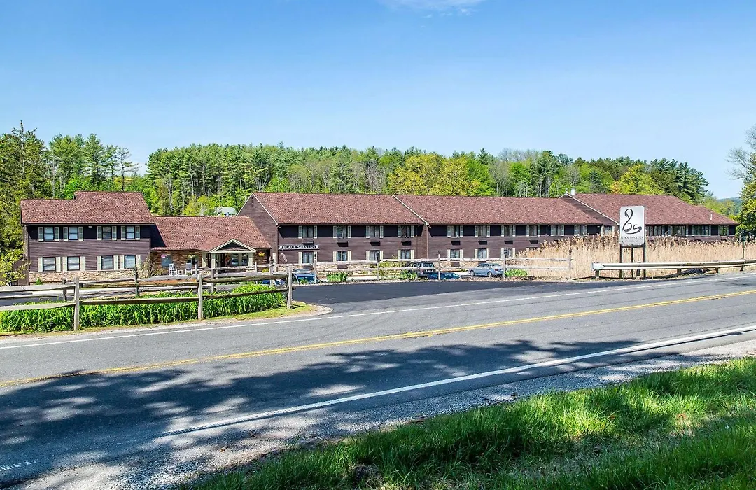 The Black Swan Lee - Lenox, An Ascend Collection Hotel-1