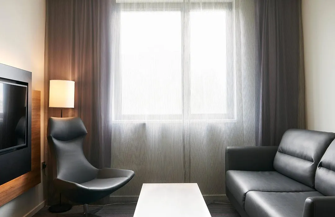 Moxy Edinburgh Airport-1