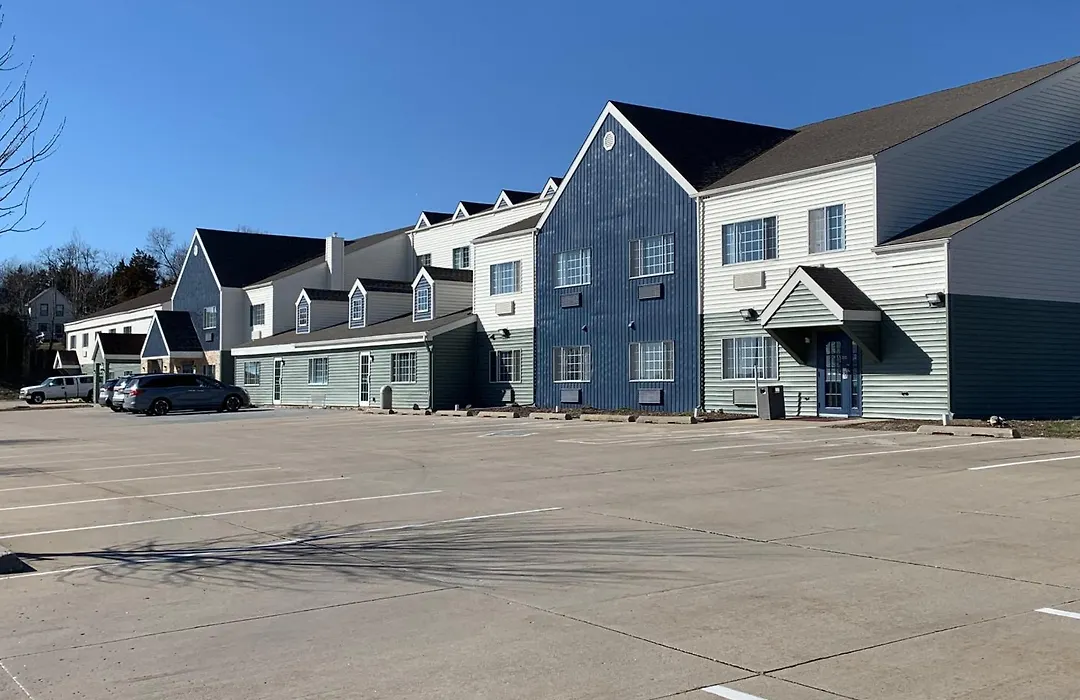 Days Inn & Suites By Wyndham Williamsburg Ia North-1