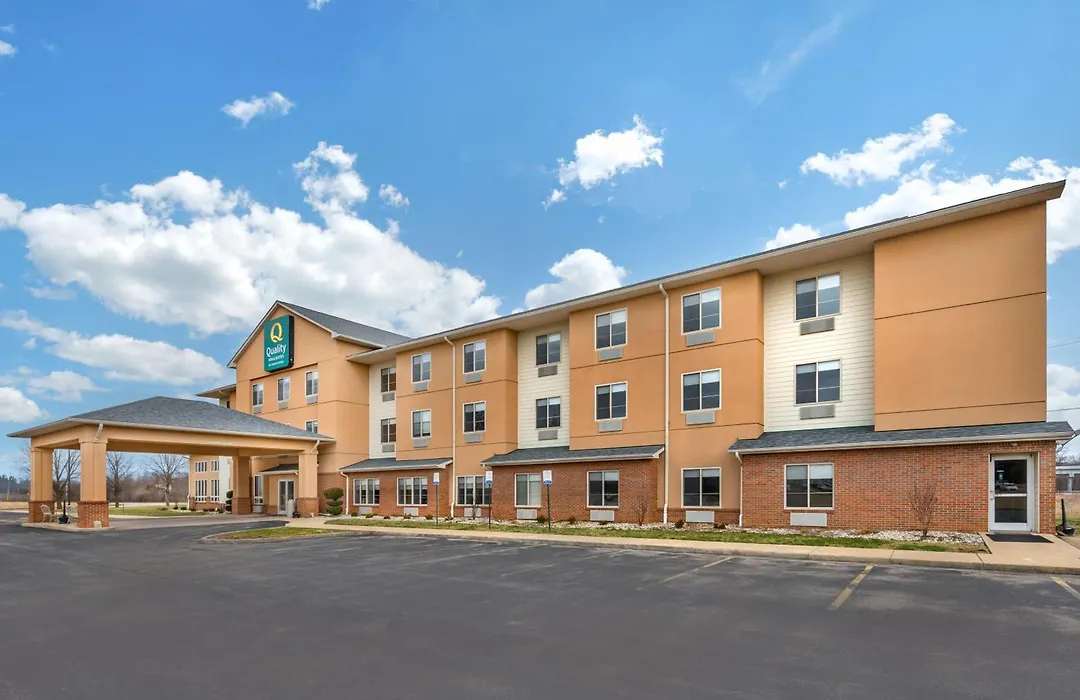 Quality Inn & Suites Near Owensboro & Holiday World Gold Award Winner-1