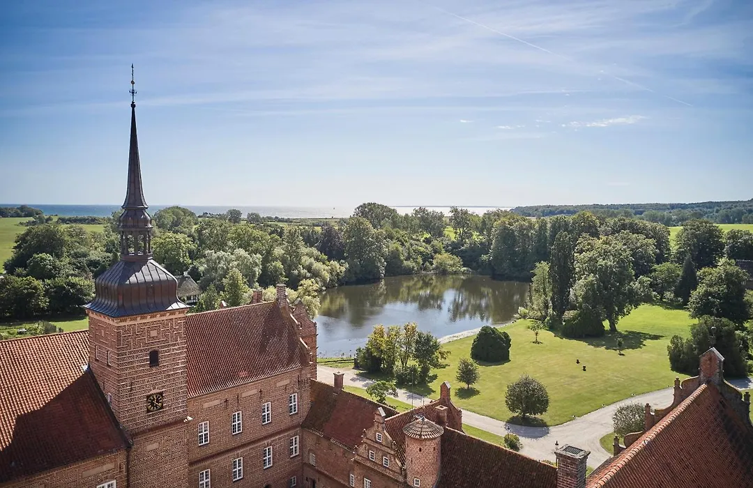 Holckenhavn Slot-1