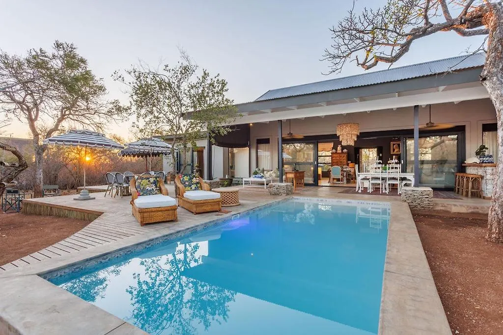 Safari Moon Luxury Bush Lodge-1