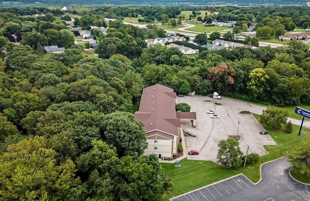 Comfort Inn & Suites East Moline Near I-80-1