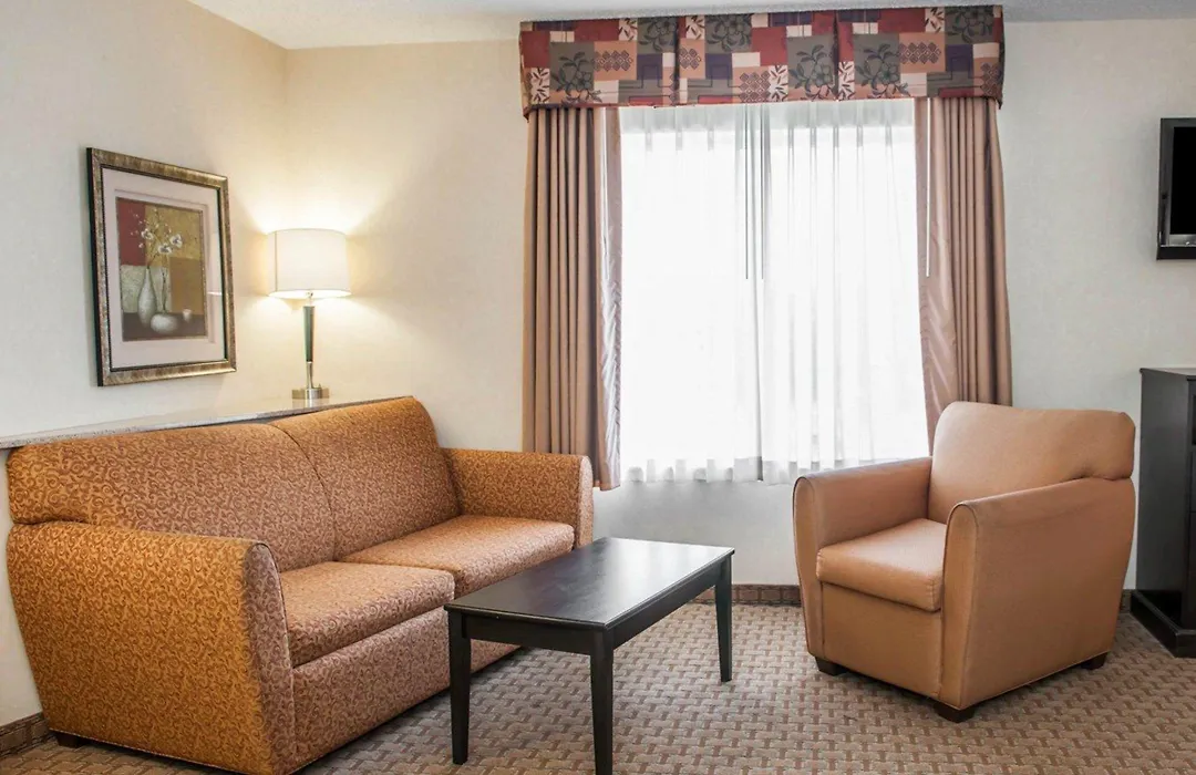 Comfort Suites Southport-1