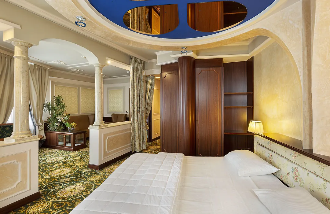 Dreamhotel-1
