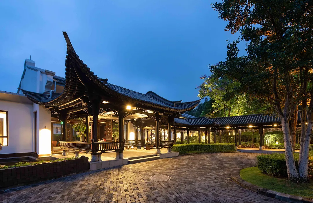 Banyan Tree Tengchong-1