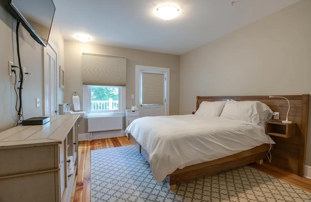 Lakehouse Inn-1