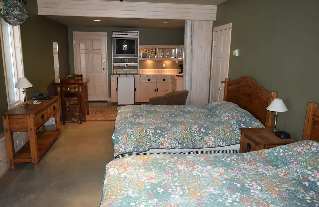 Retreat Wilderness Inn-1