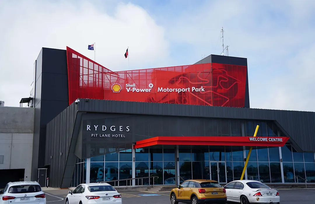 Rydges Pit Lane-1