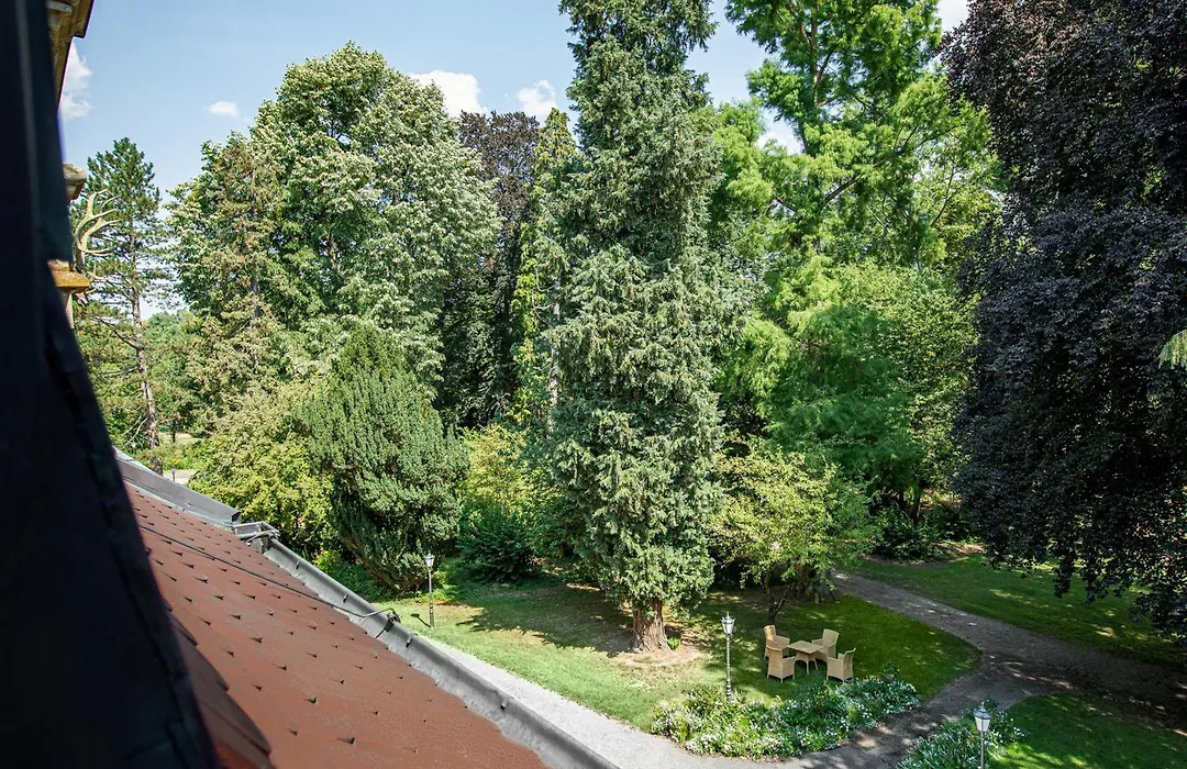 Wald&Schlosshotel Friedrichsruhe-1