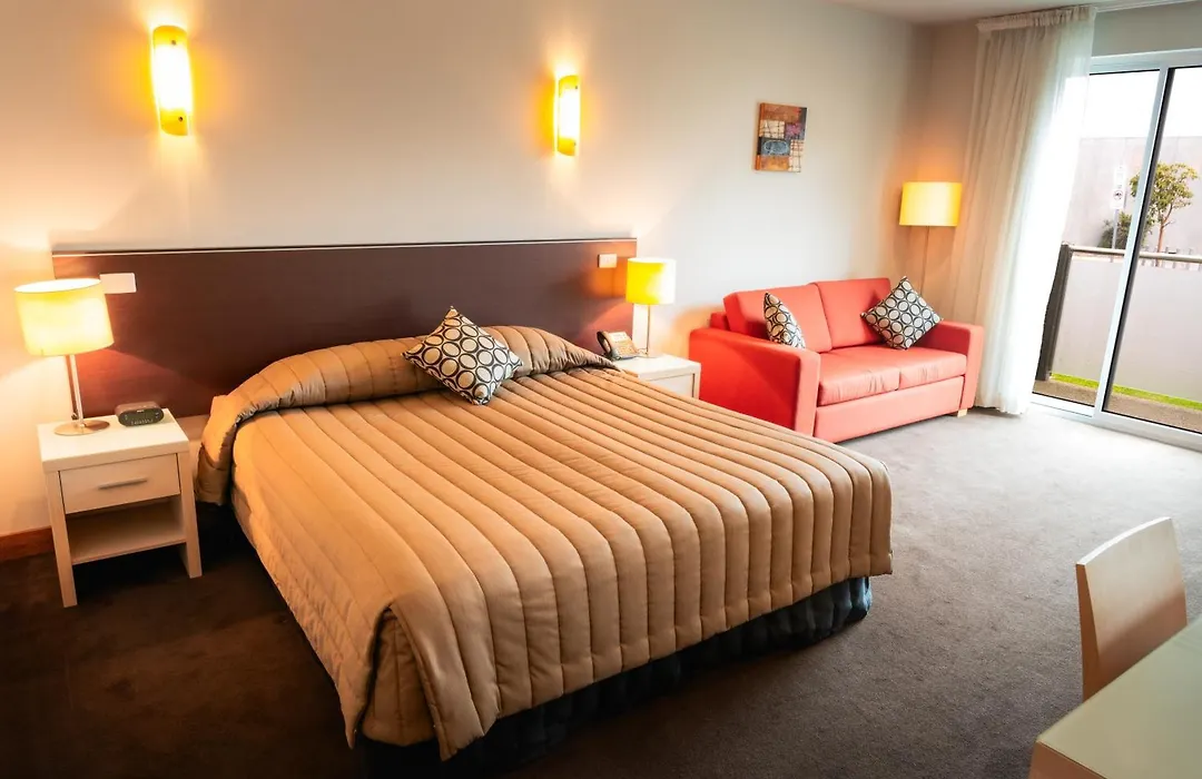 Lynbrook Hotel-1