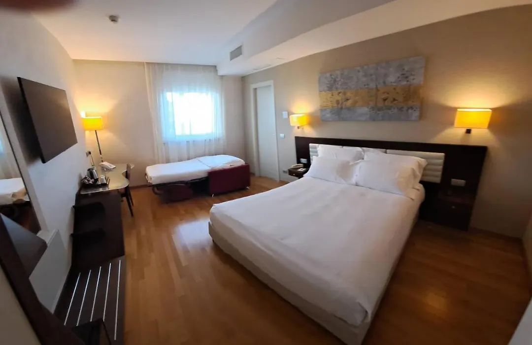 Breaking Business Hotel-1