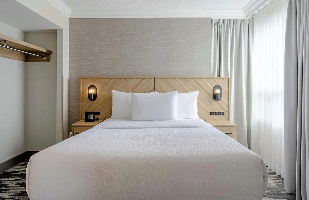 Sandman Signature Mississauga Hotel-1
