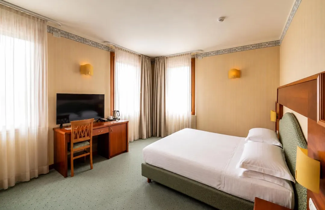 Phi Hotel Astoria-1