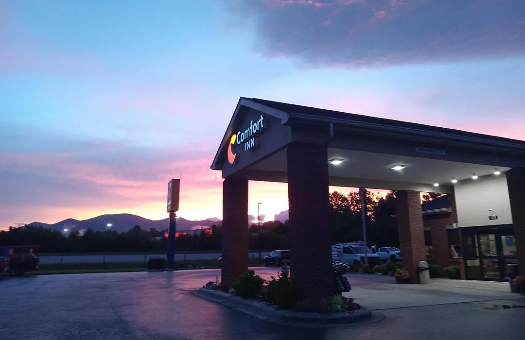 Comfort Inn Near Downtown & Blue Ridge Pkwy-1