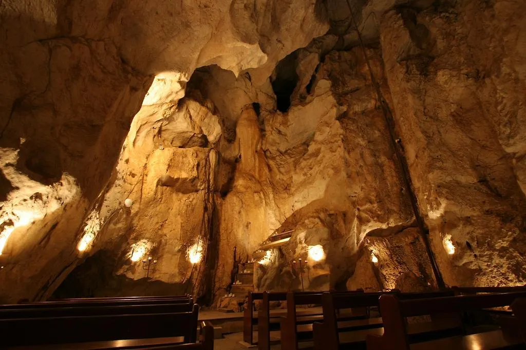 Capricorn Caves-1