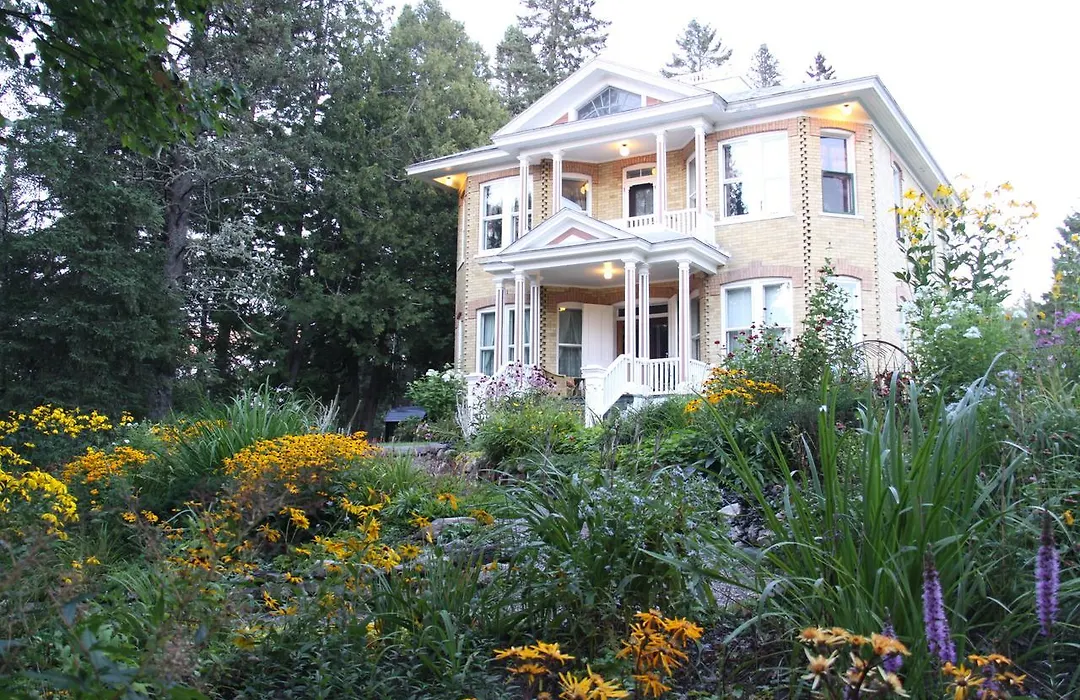Auberge Taylor Manor-1