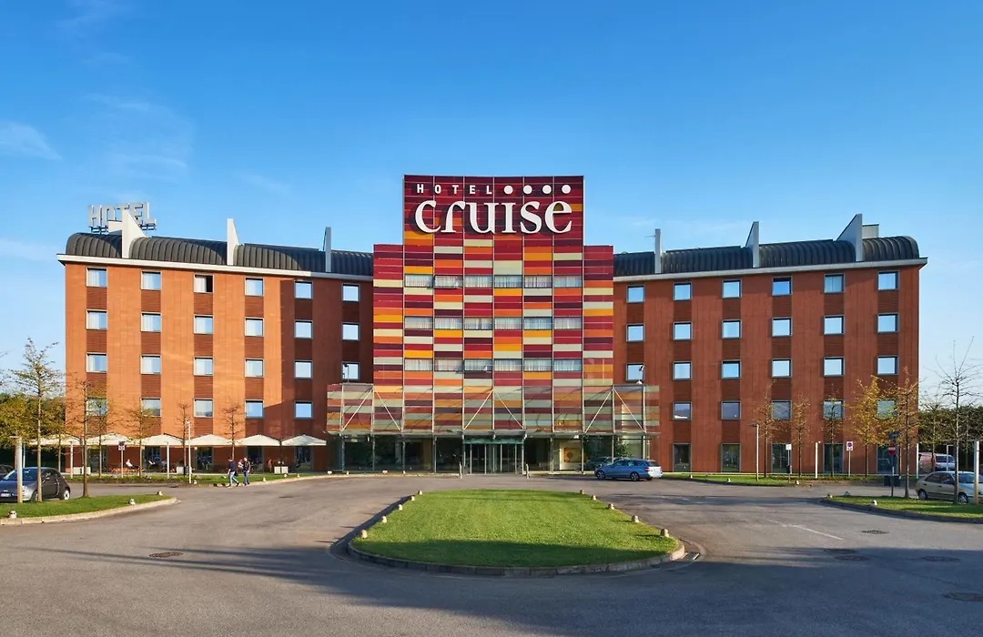Hotel Cruise-1
