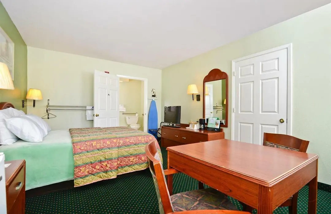 Pine Point Inn & Suites-1