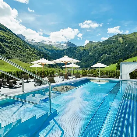 Hotel Berghof Crystal Spa & Sports-2