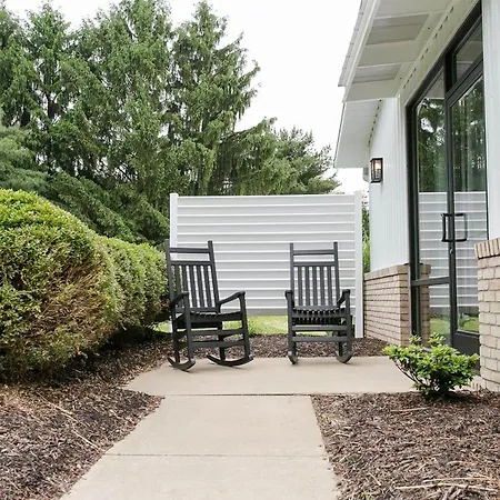 Farmhouse Suites By Amish Country Lodging-2