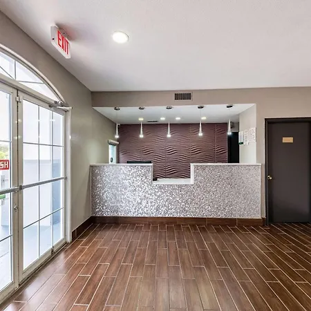 Quality Inn & Suites Canton-3