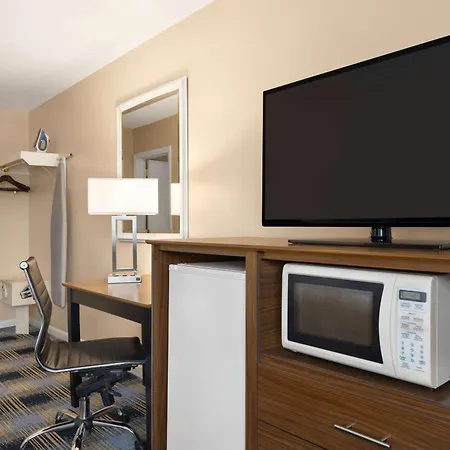 Days Inn By Wyndham Middletown/Newport Area-2