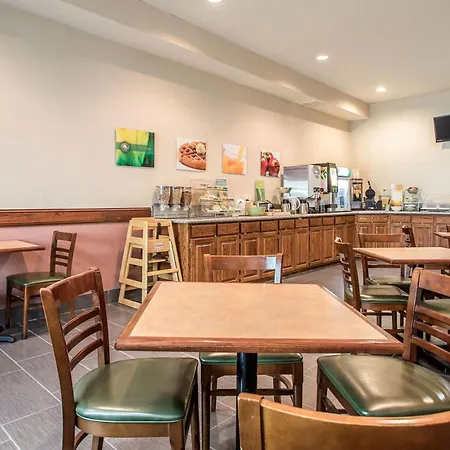 Quality Inn & Suites East Troy I-43-2