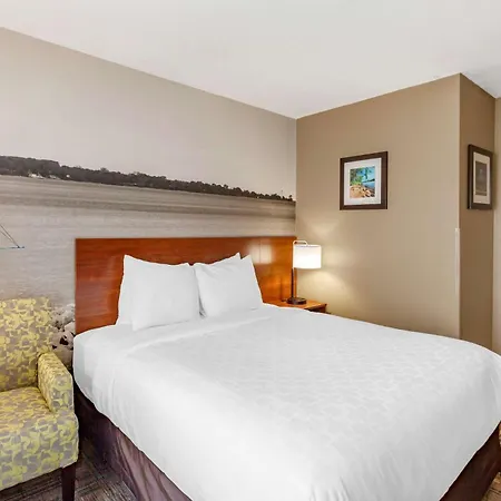 Clarion Pointe Racine - Mount Pleasant-3