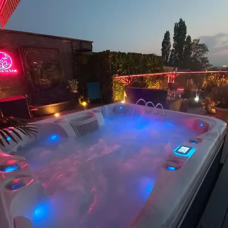Spa De La Lune: Romantic Suite with Jacuzzi, Sauna & Paris Views-3